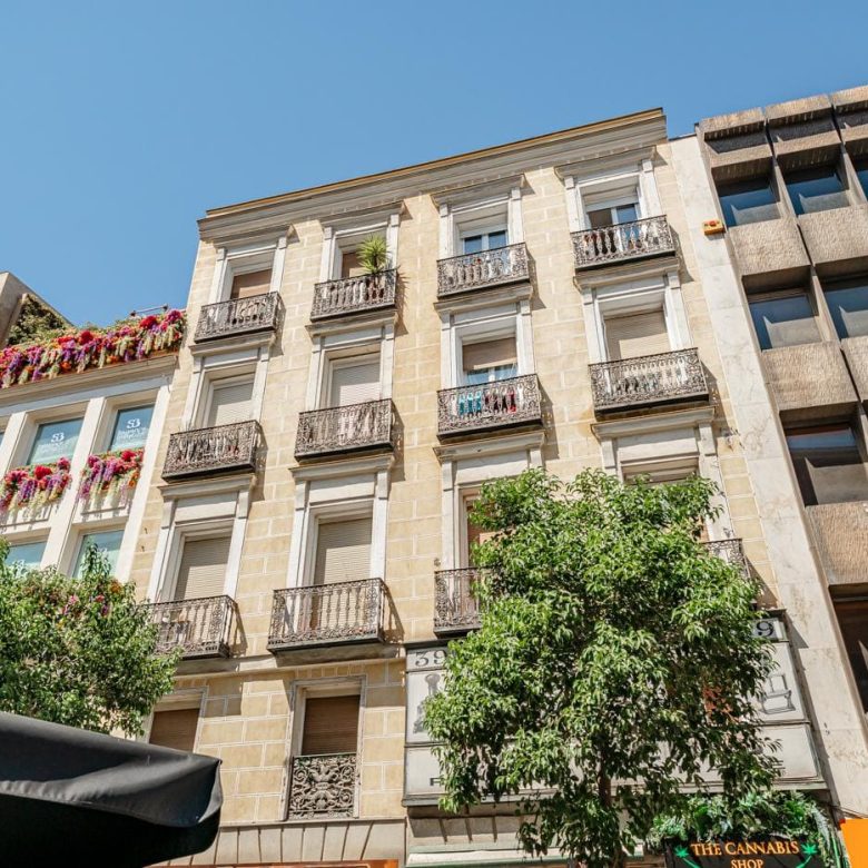 Stylish images of a luxurious renovated apartment featuring 3 bedrooms, modern kitchen, and elegant design in the heart of Madrid.