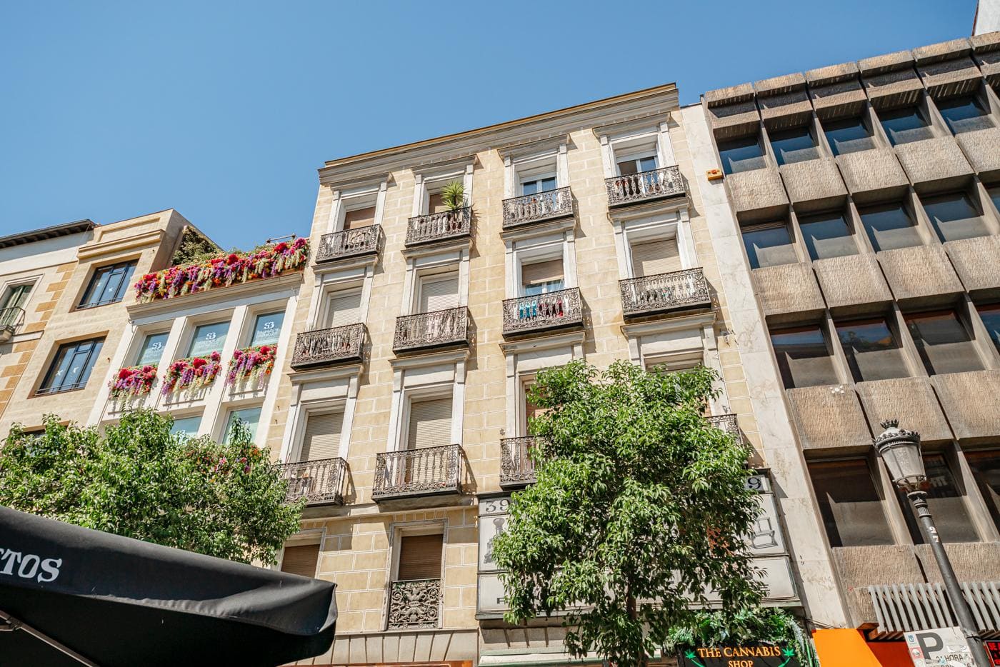 Stylish images of a luxurious renovated apartment featuring 3 bedrooms, modern kitchen, and elegant design in the heart of Madrid.