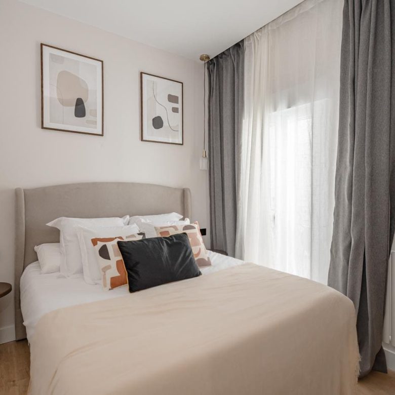 Stylish images of a luxurious renovated apartment featuring 3 bedrooms, modern kitchen, and elegant design in the heart of Madrid.