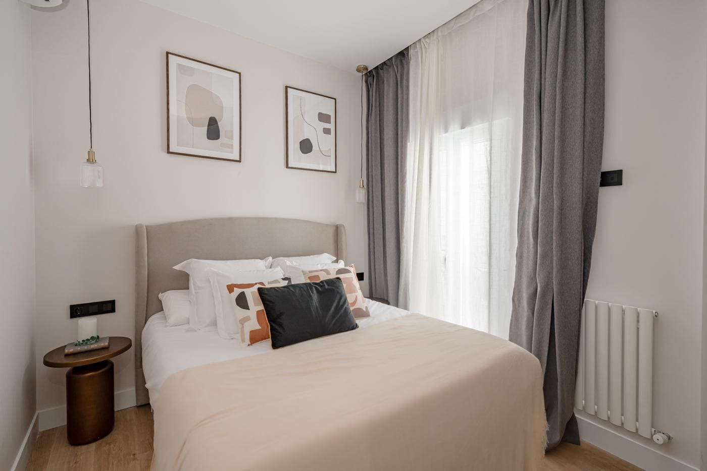 Stylish images of a luxurious renovated apartment featuring 3 bedrooms, modern kitchen, and elegant design in the heart of Madrid.