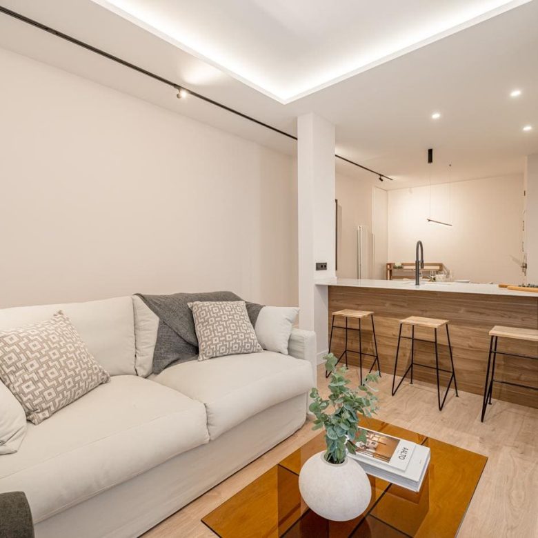 Stylish images of a luxurious renovated apartment featuring 3 bedrooms, modern kitchen, and elegant design in the heart of Madrid.