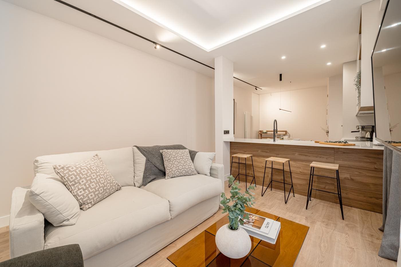 Stylish images of a luxurious renovated apartment featuring 3 bedrooms, modern kitchen, and elegant design in the heart of Madrid.