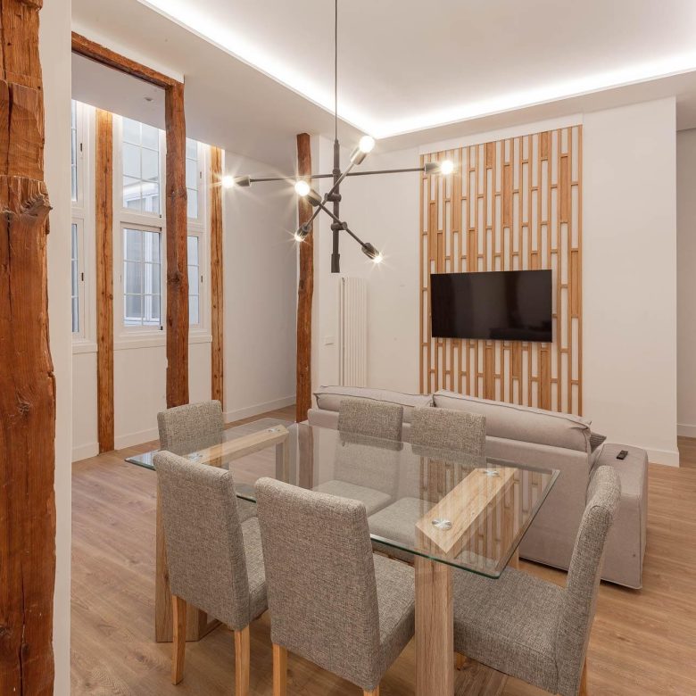 Discover this luxurious renovated apartment featuring 3 bedrooms and 3 bathrooms, located in one of Madrid's most exclusive neighborhoods. With high-end finishes and modern amenities, this 229 m² home offers an unparalleled living experience and a safe investment opportunity.