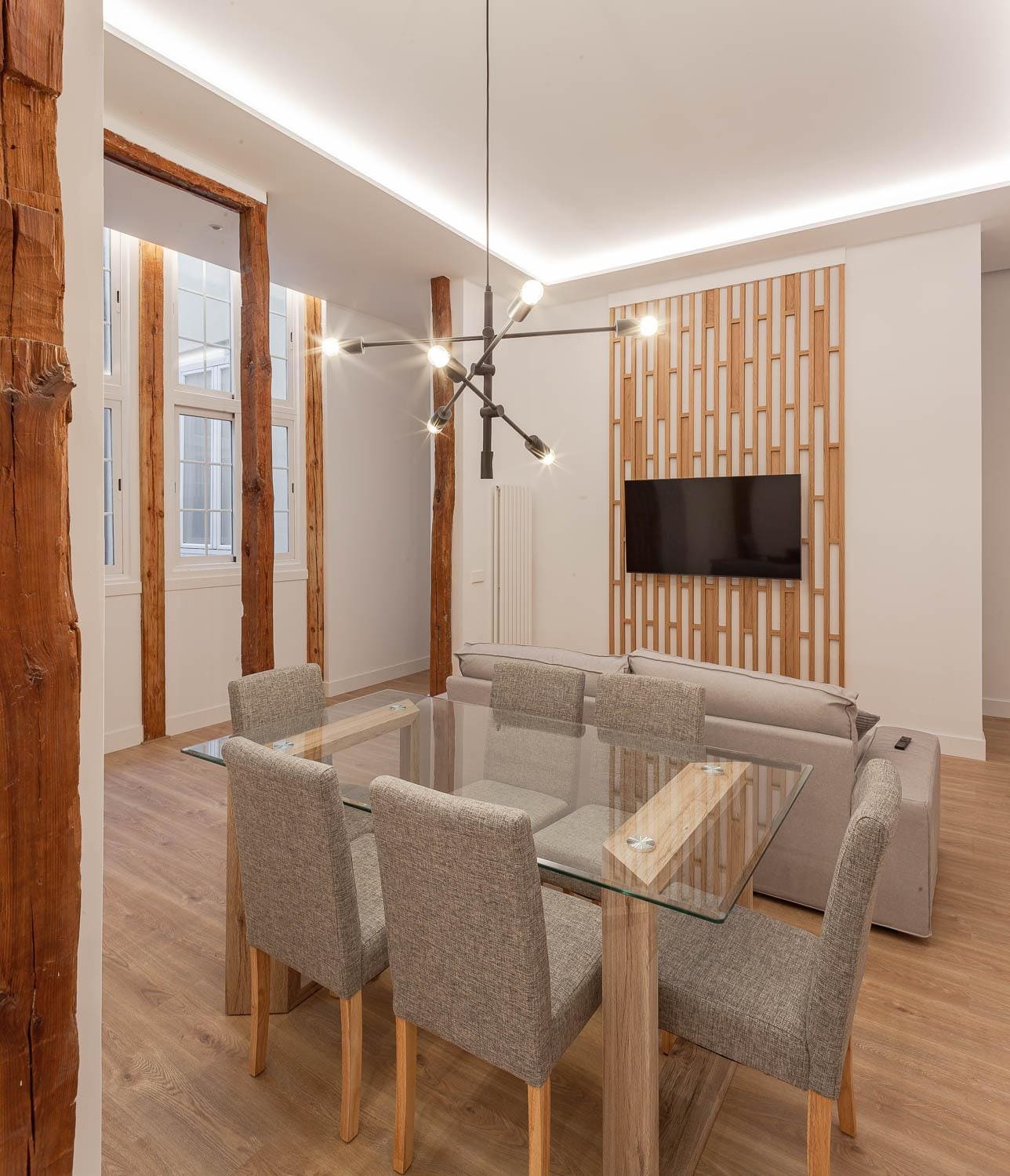 Discover this luxurious renovated apartment featuring 3 bedrooms and 3 bathrooms, located in one of Madrid's most exclusive neighborhoods. With high-end finishes and modern amenities, this 229 m² home offers an unparalleled living experience and a safe investment opportunity.