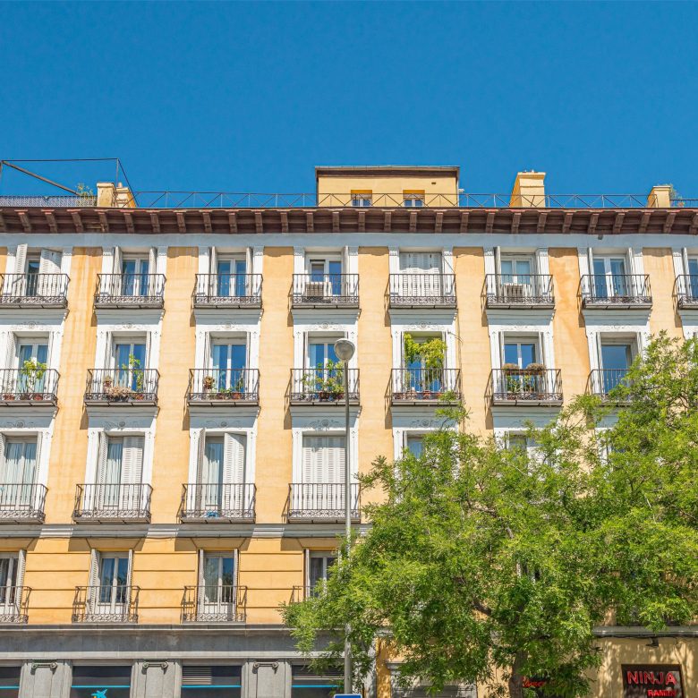 Images of a luxurious 135 m² apartment in the exclusive Salamanca neighborhood of Madrid. Details of the facade, living room, equipped kitchen, bedroom, and bathroom. Showcases the modern design, high-quality finishes, and comfort offered by this property.