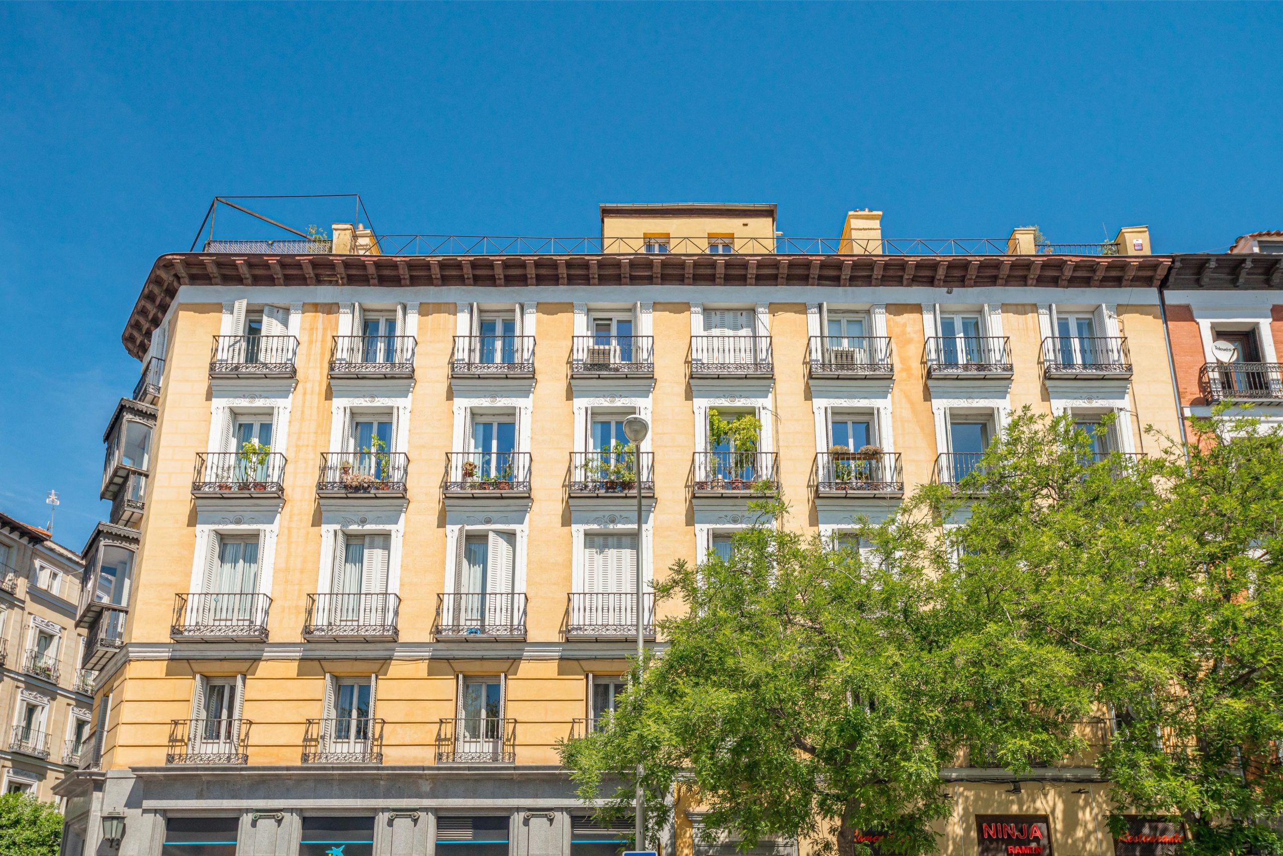 Images of a luxurious 135 m² apartment in the exclusive Salamanca neighborhood of Madrid. Details of the facade, living room, equipped kitchen, bedroom, and bathroom. Showcases the modern design, high-quality finishes, and comfort offered by this property.