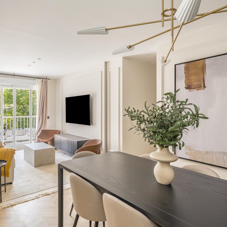 Stunning images of an elegant, fully renovated apartment featuring 2 bedrooms, modern design, and a cozy terrace in a prestigious neighborhood of Madrid.