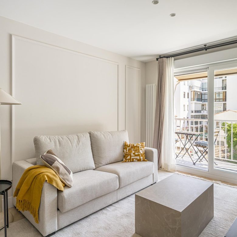 Stunning images of an elegant, fully renovated apartment featuring 2 bedrooms, modern design, and a cozy terrace in a prestigious neighborhood of Madrid.