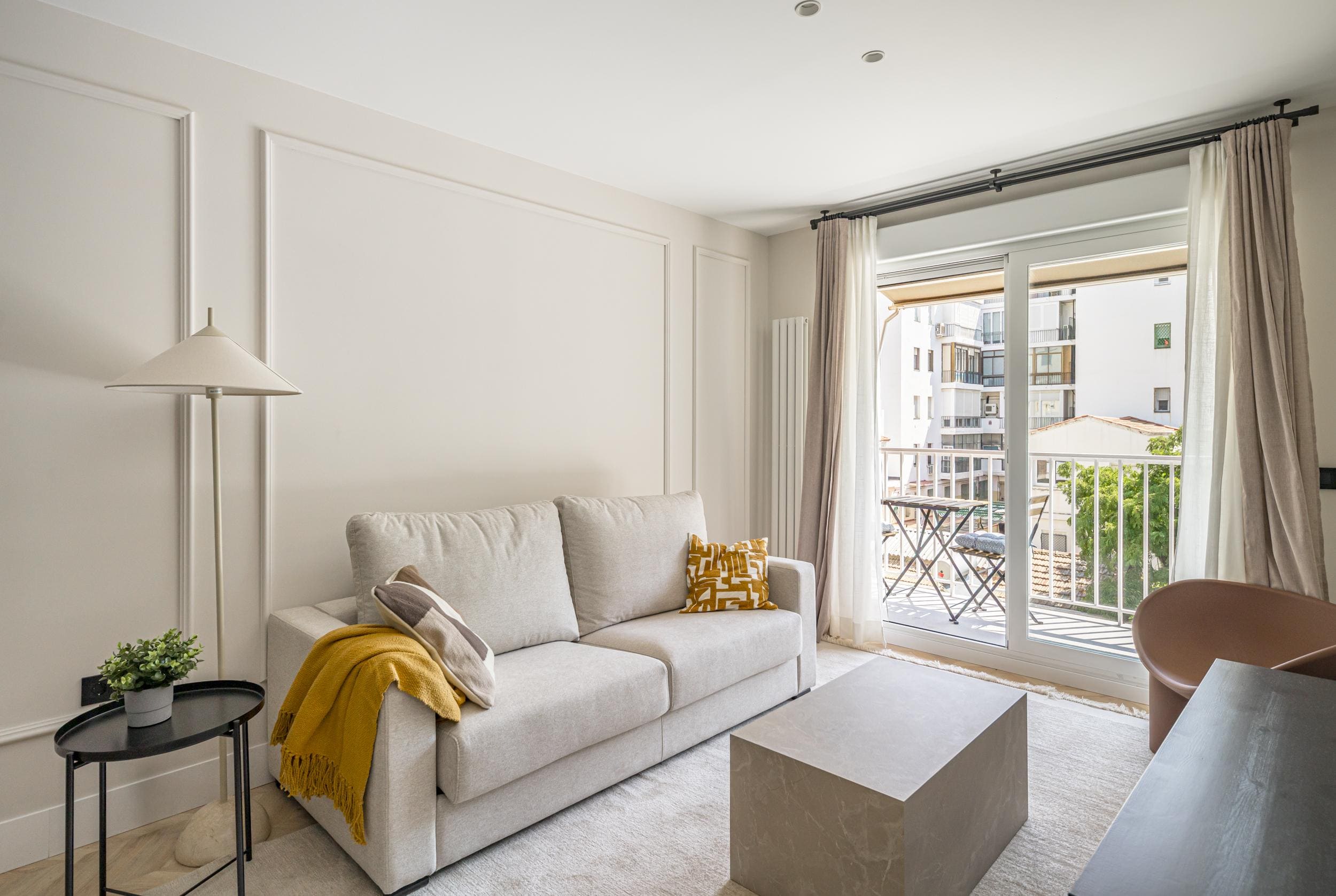 Stunning images of an elegant, fully renovated apartment featuring 2 bedrooms, modern design, and a cozy terrace in a prestigious neighborhood of Madrid.