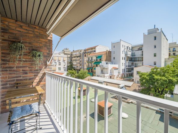 Stunning images of an elegant, fully renovated apartment featuring 2 bedrooms, modern design, and a cozy terrace in a prestigious neighborhood of Madrid.