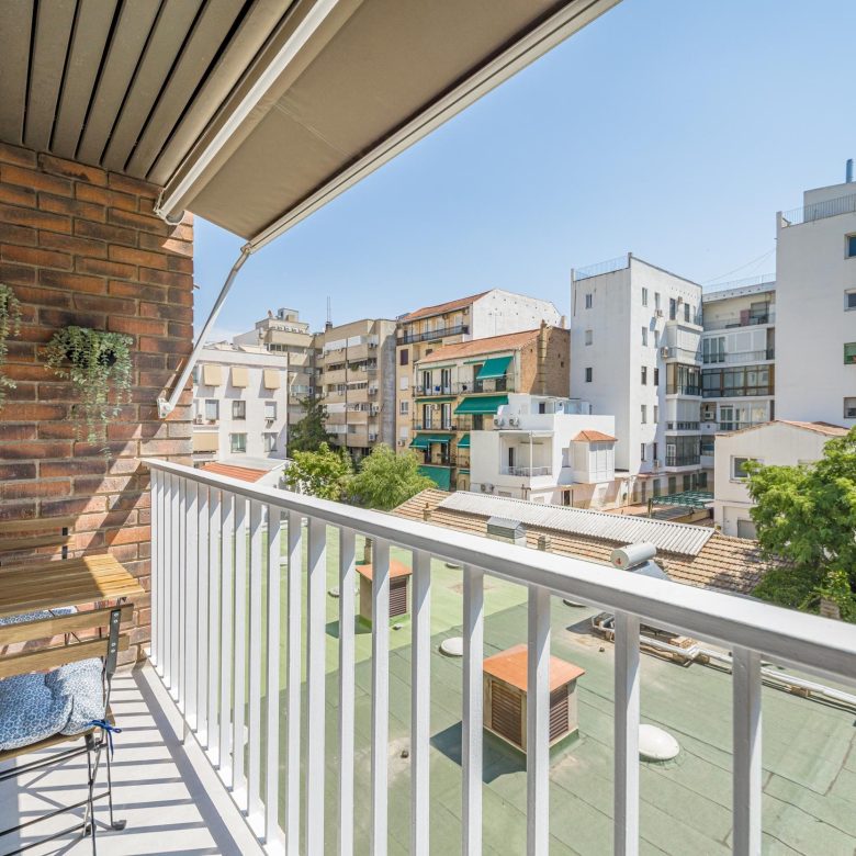 Stunning images of an elegant, fully renovated apartment featuring 2 bedrooms, modern design, and a cozy terrace in a prestigious neighborhood of Madrid.