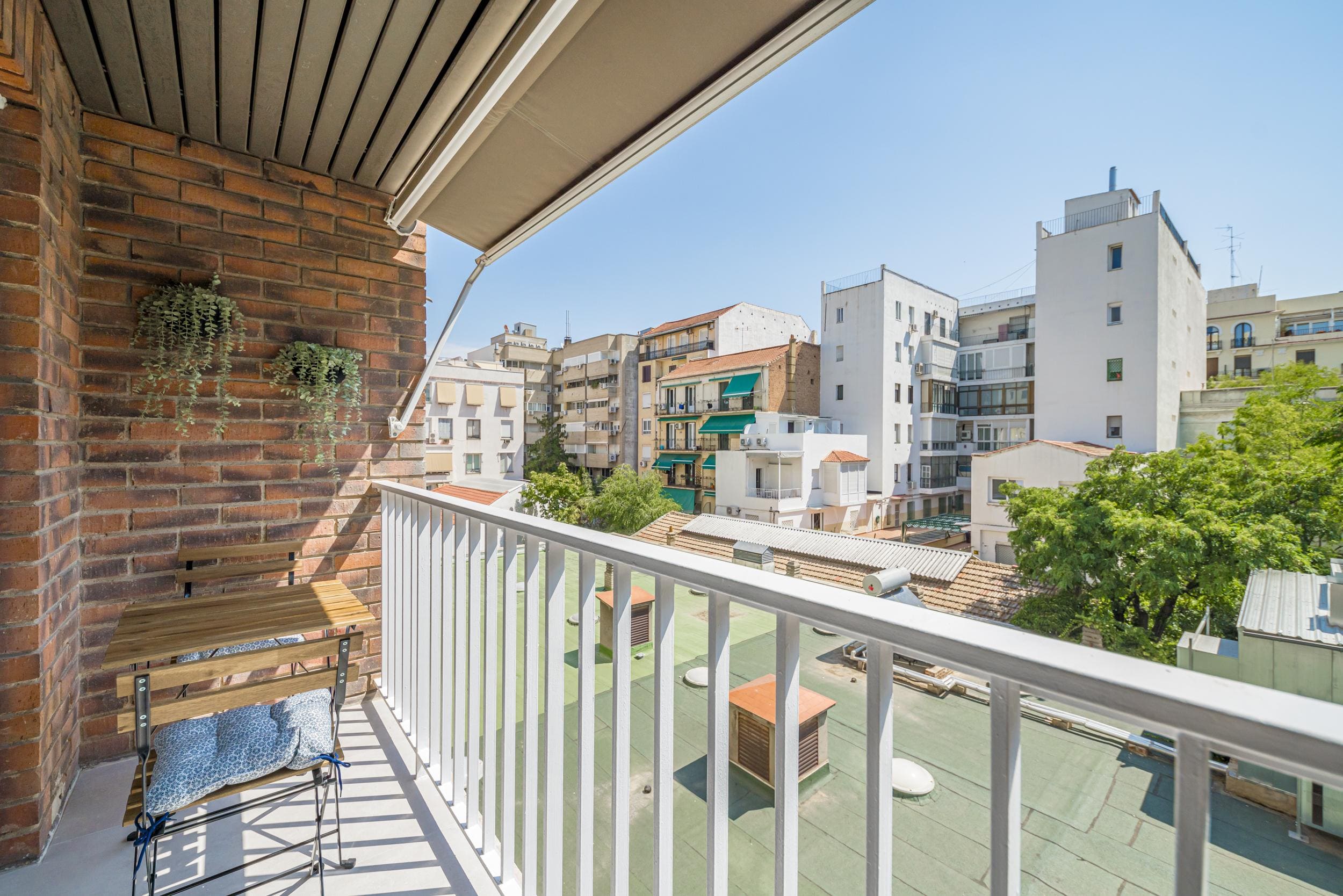 Stunning images of an elegant, fully renovated apartment featuring 2 bedrooms, modern design, and a cozy terrace in a prestigious neighborhood of Madrid.