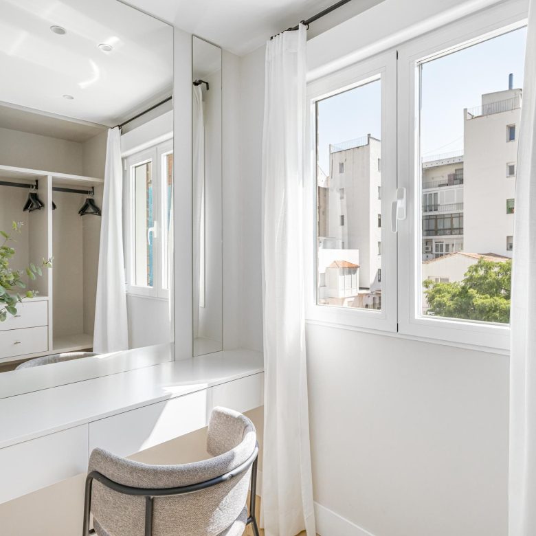 Stunning images of an elegant, fully renovated apartment featuring 2 bedrooms, modern design, and a cozy terrace in a prestigious neighborhood of Madrid.