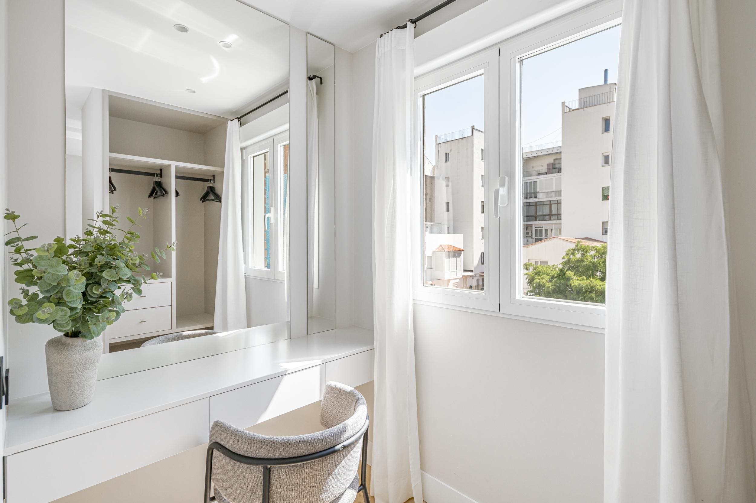 Stunning images of an elegant, fully renovated apartment featuring 2 bedrooms, modern design, and a cozy terrace in a prestigious neighborhood of Madrid.