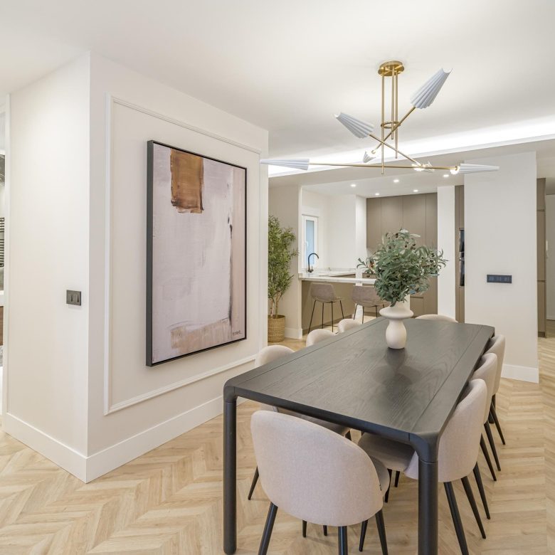 Stunning images of an elegant, fully renovated apartment featuring 2 bedrooms, modern design, and a cozy terrace in a prestigious neighborhood of Madrid.