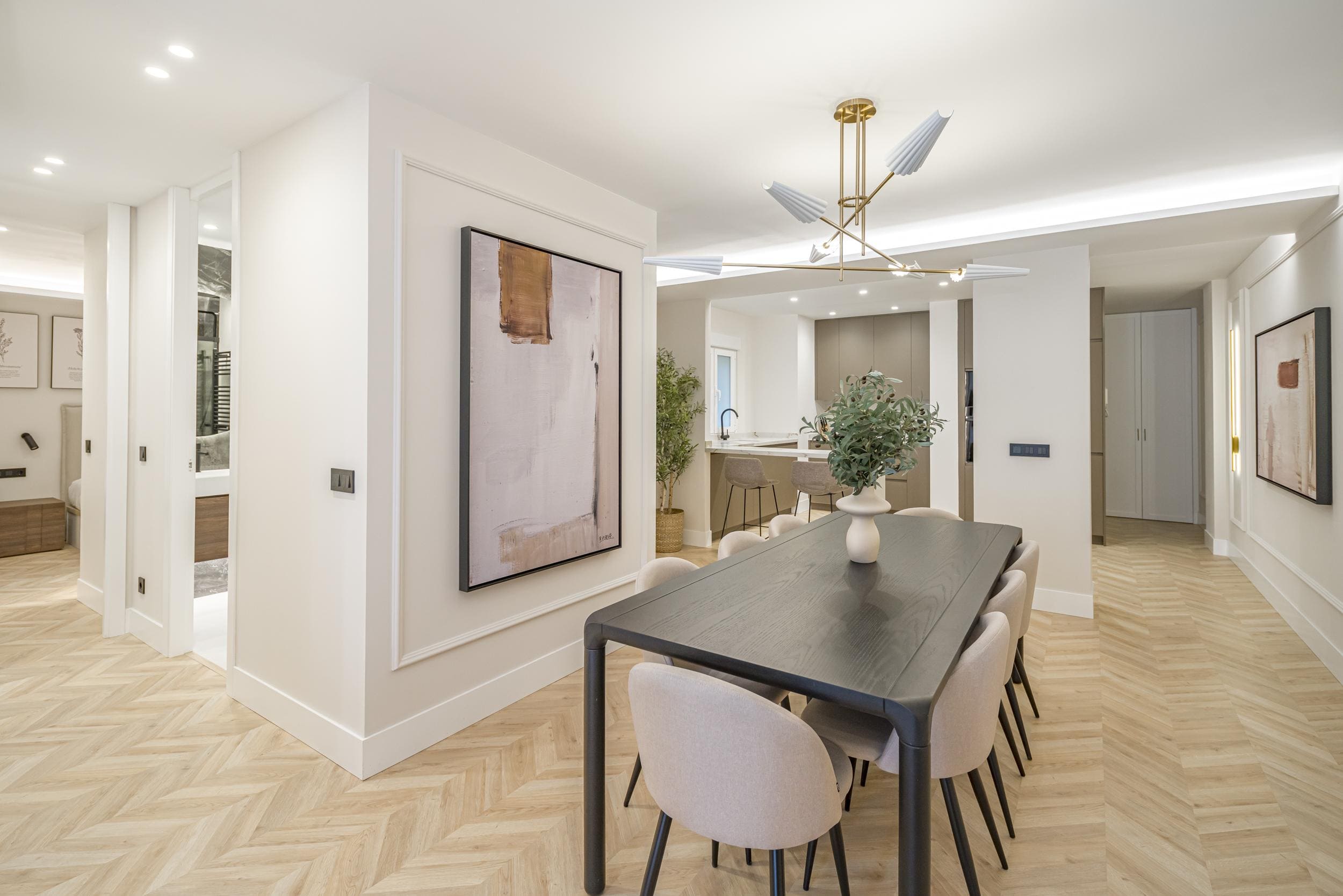 Stunning images of an elegant, fully renovated apartment featuring 2 bedrooms, modern design, and a cozy terrace in a prestigious neighborhood of Madrid.