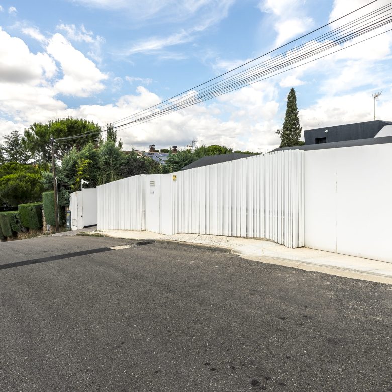 Stunning images of a contemporary chalet featuring 6 bedrooms, an infinity pool, and a beautifully landscaped garden, designed for luxury living and energy efficiency.