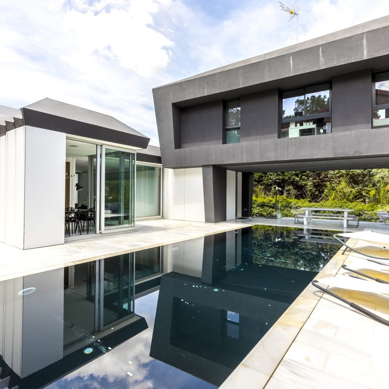 Stunning images of a contemporary chalet featuring 6 bedrooms, an infinity pool, and a beautifully landscaped garden, designed for luxury living and energy efficiency.