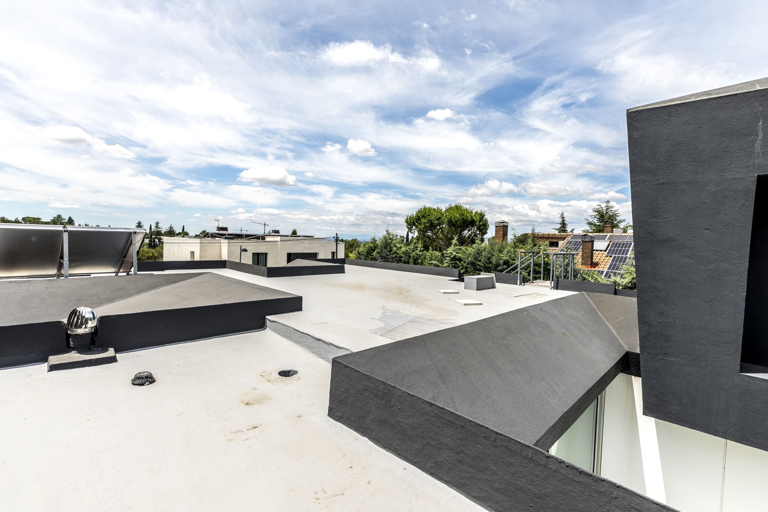 Stunning images of a contemporary chalet featuring 6 bedrooms, an infinity pool, and a beautifully landscaped garden, designed for luxury living and energy efficiency.